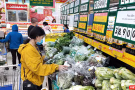 Người dân lo sợ giá cả tăng cao khi phải đối phó với tình huống khẩn cấp vì dịch bệnh COVID-19 (Ảnh: Hòa Bình) 