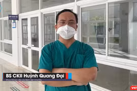  BS Huỳnh Quang Đại bất ngờ nghe tin cha già đột ngột bị nhồi máu cơ tim nhưng đang kẹt giữa "tâm dịch", anh không thể về (Ảnh: Hòa Bình chụp màn hình video) 