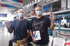 Ca bệnh số 22 và 23 tại sân bay Đà Nẵng ngày 10/4, cũng là ngày được lấy mẫu xét nghiệm khi nhập cảnh vào TP.HCM (Ảnh: Hồ Xuân Mai) 