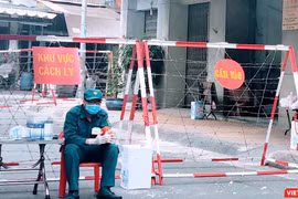 Khu Chung cư Sư Vạn Hạnh, nơi BN1451 cư trú tại Lầu 4 đã bị phong toả để kiểm soát dịch bệnh. Nhưng BN1451 đã di chuyển rất nhiều nơi khác nữa trong thành phố (Ảnh: Hoà Bình) 