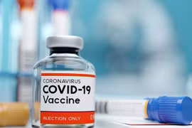 Tranh luận trái chiều nóng bỏng tiếp tục nổ ra quanh chủ đề vaccine COVID-19 của Nga là “món hàng thương mại” hay “quân bài chính trị”? (Ảnh: VGP)