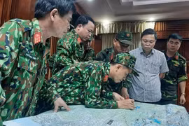 Lực lượng quân sự thông tin về địa điểm xảy ra vụ sạt lở. Ảnh: Quân Đạo.