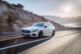  Tổng thể A-Class vẫn như vậy nhưng đường nét nay sắc sảo, rõ ràng hơn tổng thể A-Class vẫn như vậy nhưng đường nét nay sắc sảo, rõ ràng hơn (Ảnh: Daimler AG)