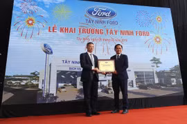 Ông Phạm Văn Dũng - TGĐ Ford Việt Nam trao giấy chứng nhận Tây Ninh Ford trở thành đại lý ủy quyền chính hãng của Ford