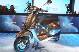 Vespa Elettrica sẽ nhắm tới phân khúc xe máy điện cao cấp, nơi VinFast cũng đã từng công bố sẽ cho mắt một mẫu xe như vậy vào cuối năm 2019.