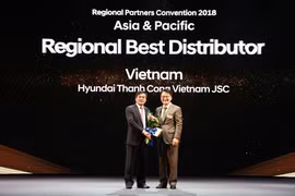 Ông Nguyễn Anh Tuấn - Chủ tịch HĐQT Tập đoàn Thành Công nhận giải thưởng từ lãnh đạo Hyundai Motor