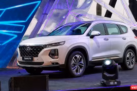 Với nhiều trang bị hơn các đối thủ, Hyundai Santa Fe 2019 phiên bản tiêu chuẩn cũng có thể làm hài lòng đối với những người dùng chưa thực sự rủng rỉnh hầu bao. (Ảnh: Ngô Minh)