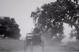 Nhiều người dân Đức đã giật mình khi nhìn thấy Bertha Benz cưỡi trên một cỗ xe không có ngựa mà vẫn có thể chạy được trên đường (Ảnh từ video) 