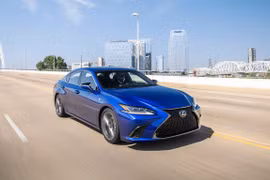 Kích thước tổng thể Lexus ES 2019 đã gần ngang ngửa với mẫu sedan cỡ lớn Toyota Avalon. (Ảnh: Lexus)
