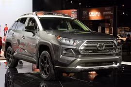 Toyota RAV4 TRD Offroad 2020 giờ trông càng trở nên cá tính và thể thao hơn nhờ vào hàng loạt những chi tiết TRD độc quyền.