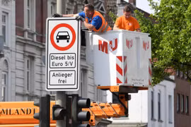 Biển báo giao thông cấm xe diesel được lắp đặt tại Max-Brauer Allee ở trung tâm thành phố Hamburg, Đức ngày 16 tháng 5 năm 2018. Ảnh: REUTERS