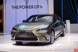 Với nhiều sự thay đổi nội ngoại thất, Lexus ES300h 2019 giờ được ví như một phiên bản thu nhỏ của dòng xe đầu bảng Lexus LS (Ảnh: Ngô Minh)