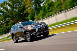 Pajero Sport Diesel có giá bán 1,062 tỷ đồng. Hai phiên bản động cơ xăng có mức giá chỉ từ 1,092 tỷ đồng.