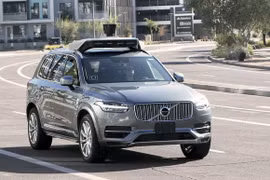 Một chiếc xe tự hành của Uber đang chạy trên đường thuộc bang Arizona, Mỹ (Ảnh: AP)