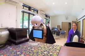 Việc thay thế tăng sĩ bằng robot đem lại chi phí rẻ hơn đáng kể khi cử hành tang lễ.