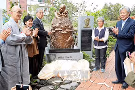 Lễ khánh thành bức tượng đồng “Xin lỗi Việt Nam” (Pieta Việt Nam) tại Trung tâm Hòa bình St. Francis trên đảo Jeju của Hàn Quốc. Ảnh: YONHAP/TTXVN