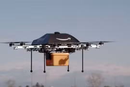 Hệ thống của chiếc UAV giao hàng cho phép kiểm soát các mảnh của nó rơi xuống địa điểm ít gây nguy hiểm cho người và công trình dưới mặt đất. Ảnh Amazon/AFP