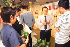 Các đại biểu trao đổi