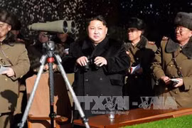 Nhà lãnh đạo Triều Tiên Kim Jong-un (giữa) thị sát cuộc tập trận của đơn vị pháo binh Quân đội Nhân dân Triều Tiên tại một địa điểm bí mật trên lãnh thổ nước này. Ảnh: REUTERS/TTXVN