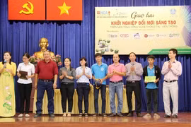 Các đại biểu tham gia giao lưu