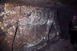 Bà Layla Salih, Trưởng phòng Đồ cổ của tỉnh Nineveh (thủ phủ là Mosul) đứng cạnh các hiện vật mới được phát hiện. Ảnh Aris Messinis/AFP/Getty Images