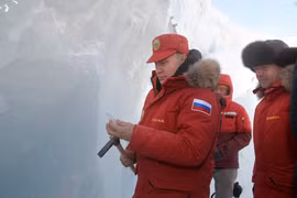 Tổng thống Putin quan sát lớp băng vĩnh cửu 