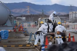 Các công nhân đang khắc phục sự cố tại nhà máy điện hạt nhân Fukushima. Ảnh: Christopher Furlong.