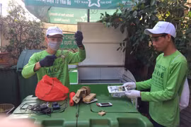 Các tình nguyện viên của Việt Nam Tái Chế đang phân loại rác thải điện tử.