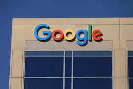 Logo của Google phía trên một tòa nhà của công ty tại Irvine, California, Hoa Kỳ. Ảnh Mike Blake chụp ngày 7/7/2017