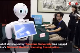Xiao Yi đang trả lời hội đồng thi