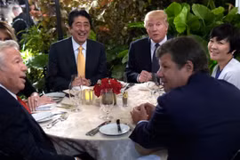 Tổng thống D.Trump và Thủ tướng Abe bên bàn tiệc