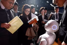 Người tham gia thích thú quan sát sản phẩm robot của SoftBank