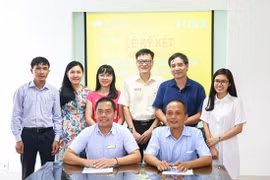 Ông Nguyễn Thành Nam, Hiệu trưởng FUNiX và GS.TSKH Hồ Đắc Lộc, Hiệu trưởng HUTECH ký kết thỏa thuận hợp tác đào tạo (Nguồn ảnh: hutech.edu.vn)