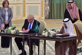 Tổng thống Mỹ Donald Trump (trái) và Quốc vương Saudi Arabia Salman bin Abdulaziz trong lễ ký tại Cung điện Hoàng gia Saudi ở Riyadh. Ảnh: AFP