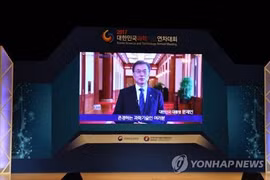 Tổng thống Moon Jae -in phát biểu chào mừng Diễn đàn qua cầu truyền hình