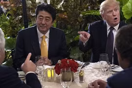 Tổng thống Mỹ Donald Trump (phải) và Thủ tướng Nhật Bản Shinzo Abe (trái) trong cuộc gặp ở khu nghỉ dưỡng Mar-a-Lago ngày 10/2. Ảnh: AP