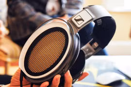Mẫu tai nghe Sennheiser HE 1