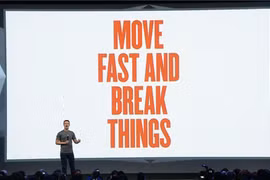 Mark Zuckerberg với slogan "di chuyển nhanh và quét thật sạch".