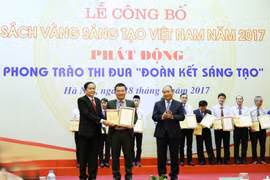 Đề tài vinh dự được Thủ tướng Chính phủ Nguyễn Xuân Phúc trao “Sách Vàng Sáng tạo Việt Nam 2017”. Ảnh: NVCC.
