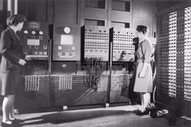 Jean Jennings Bartik (trái) trong lúc sử dụng bảng điều khiển chính của ENIAC. Ảnh: Wikimedia.