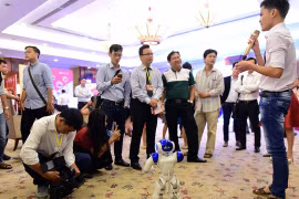 ĐH Quốc gia TP.HCM trình diễn robot tại Ngày công nghệ Tuổi Trẻ 8-12. Trong CMCN 4.0, robot sẽ thay thế nhiều vị trí việc làm của con người - Ảnh: QUANG ĐỊNH