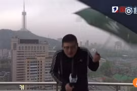 Sét đánh trúng MC làm rơi chiếc ô