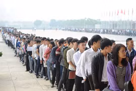 Các thí sinh xếp hàng vào thi