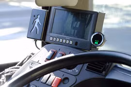 Thiết bị gắn trong khoang lái của hệ thống Mobileye để cảnh báo cho tài xế bằng âm thanh và hình ảnh. Ảnh: Twimg