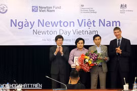 Thứ trưởng Trần Quốc Khánh và Đại sứ Vương quốc Anh trao giải thưởng Newton.