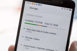 Đừng mua điện thoại Android 32 GB lúc này 00:11 02/01/2017 26 Việc thay đổi phương thức lưu trữ ở phiên bản Nougat và kích thước ứng dụng ngày càng lớn là lý do người dùng nên cân nhắc khi mua điện thoại Android thấp hơn 32 GB trong năm 2017. Lý do rõ rà