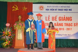 PGS, TS. Nguyễn Hồng Quang - Giám đốc Học viện Kỹ thuật Mật mã trao bằng cho tân Thạc sĩ An toàn thông tin.