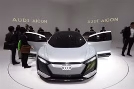 Khách tham quan đang mục sở thị chiếc xe điện tự lái Audi AG Aicon tại Triển lãm Ô tô Frankfurt. Ảnh Bloomberg