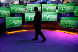 Chọn mua TV là công việc không đơn giản. Ảnh: AP.