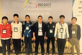 Đoàn học sinh Việt Nam dự thi IMO 2017. Quốc Huy ngoài cùng bên trái